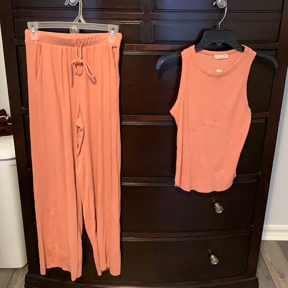 Two piece lounge set.